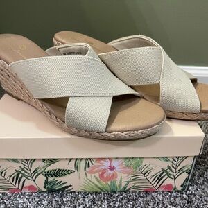 Tommy Bahama size 9 Women's Cream Wedge Sandals